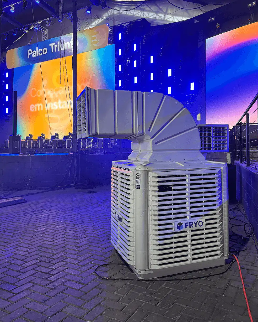 Climatizador Fryo para eventos ao ar livre, alta performance em refrigeração e ventilação.