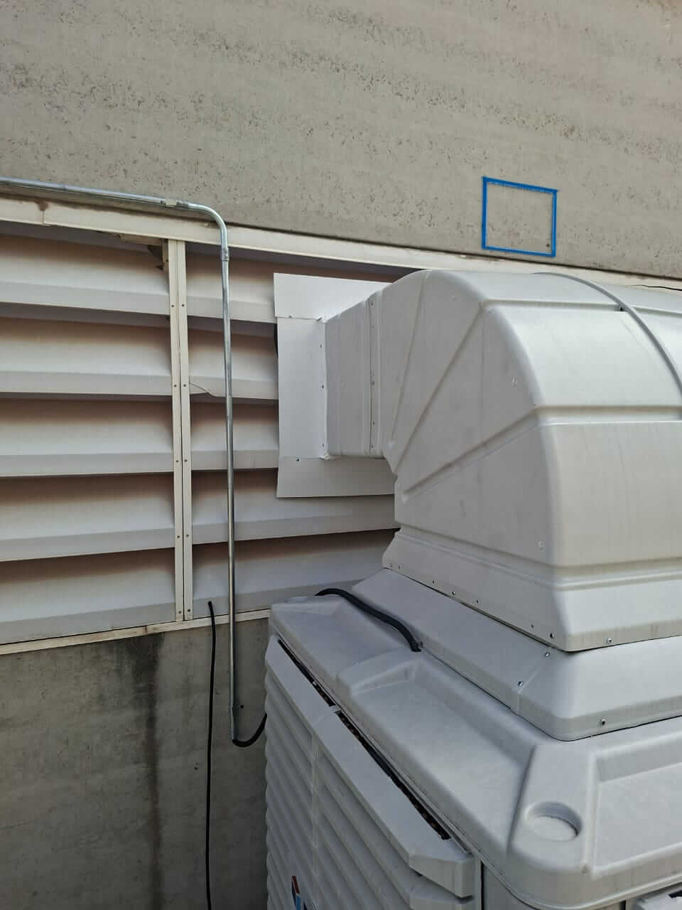 Climatizador Fryo instalado ao ar livre, ideal para ambientes externos e controle de temperatura efi.
