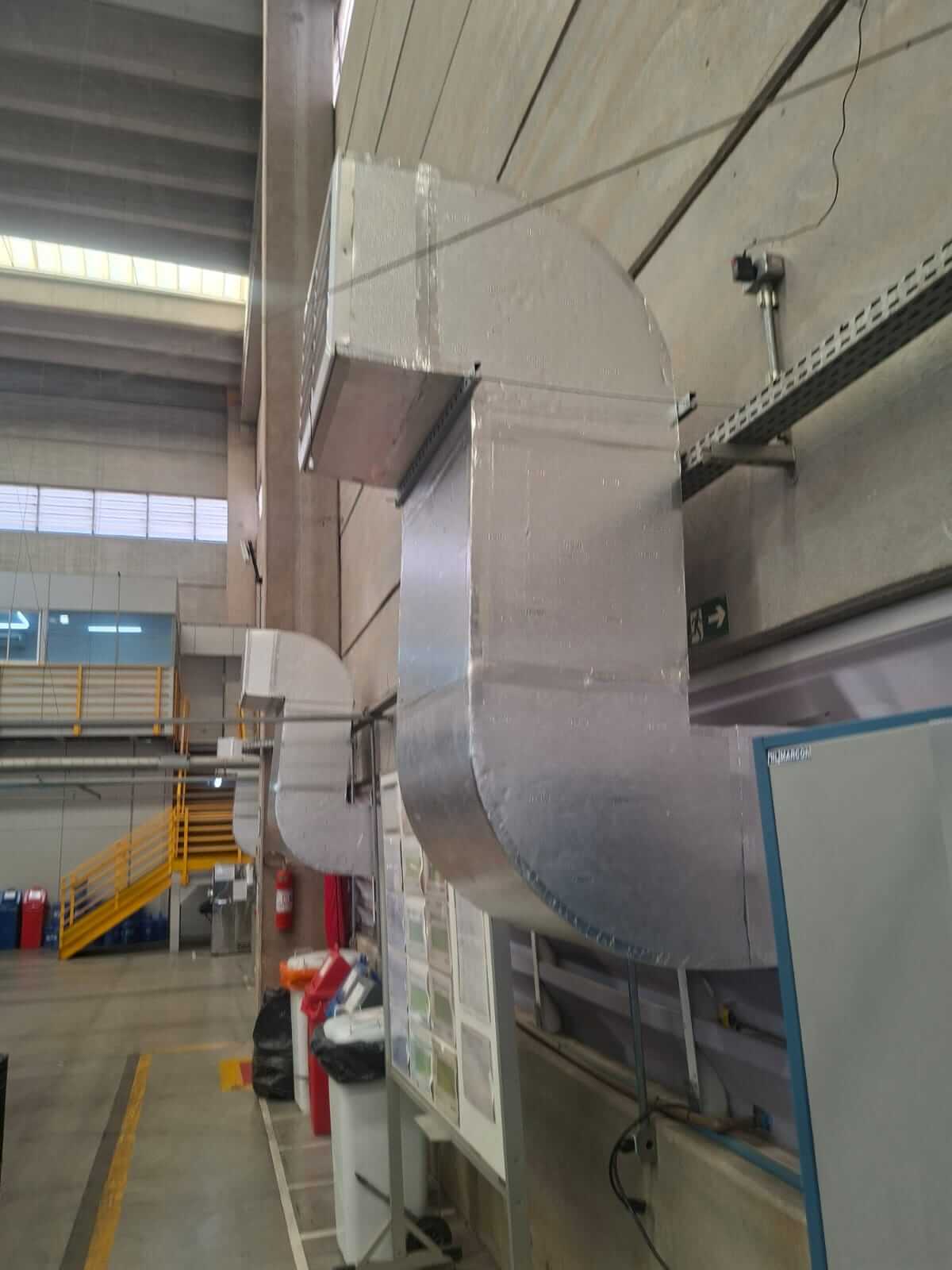 Sistema de ventilação industrial com climatizadores Fryo para ambientes comerciais e industriais.